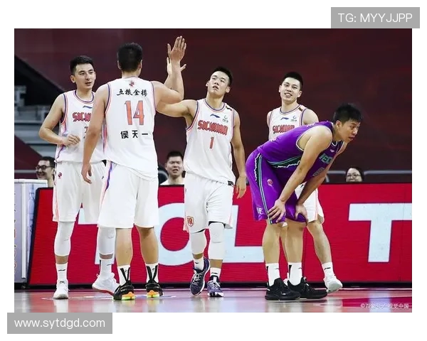 四川男篮与八一队激战正酣谁能在这场对决中笑到最后